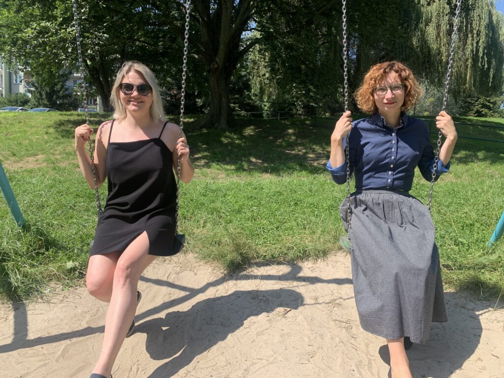 Aleksandra Owca i Daria Gosek-Popiołek na huśtawce