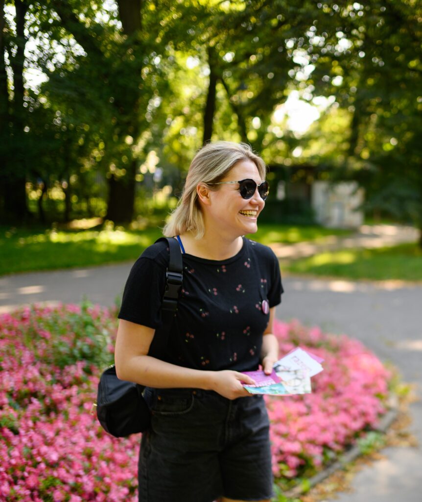 Aleksandra Owca rozdająca ulotki